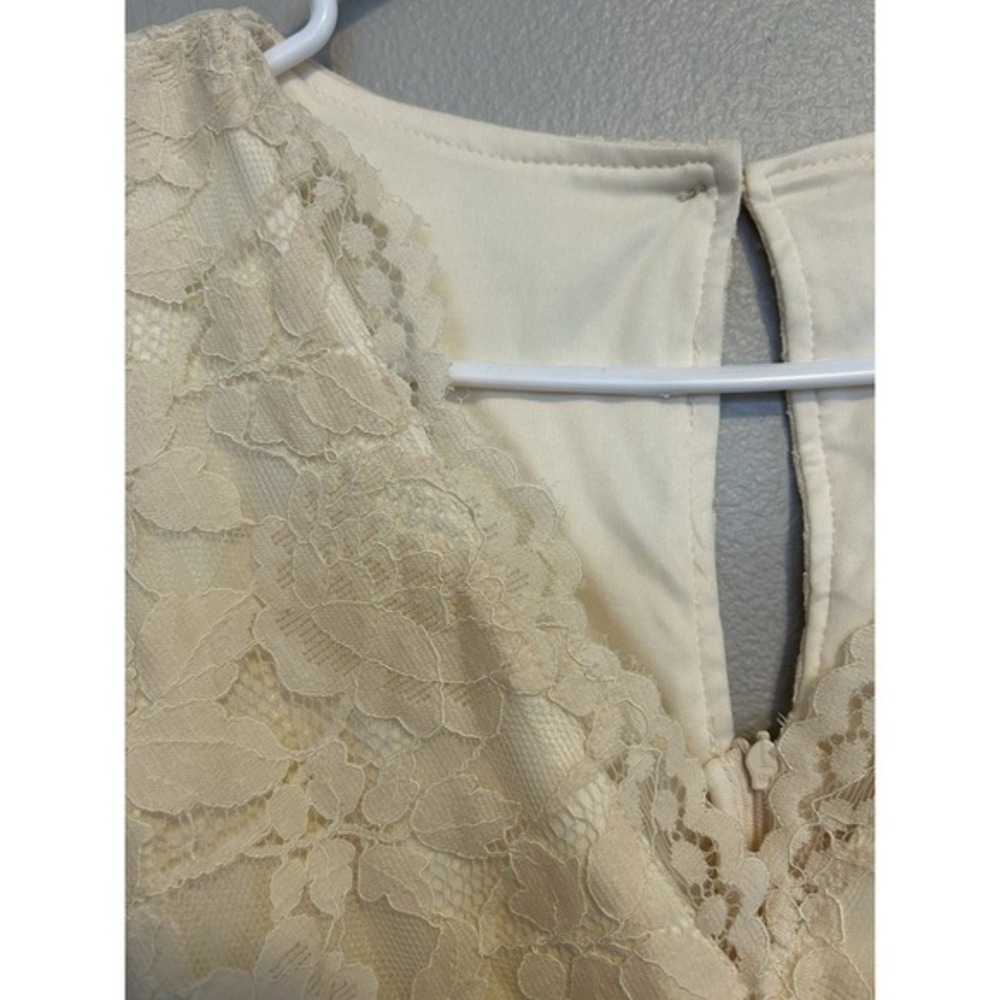 Promesa Ivory Lace Sleeveless Romper with V-Neck - Picture 5 of 8